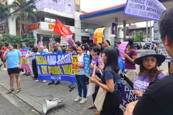 ３月10日に行われた燃油価格の大幅引き上げに反対する労働組合メンバーらによる抗議集会