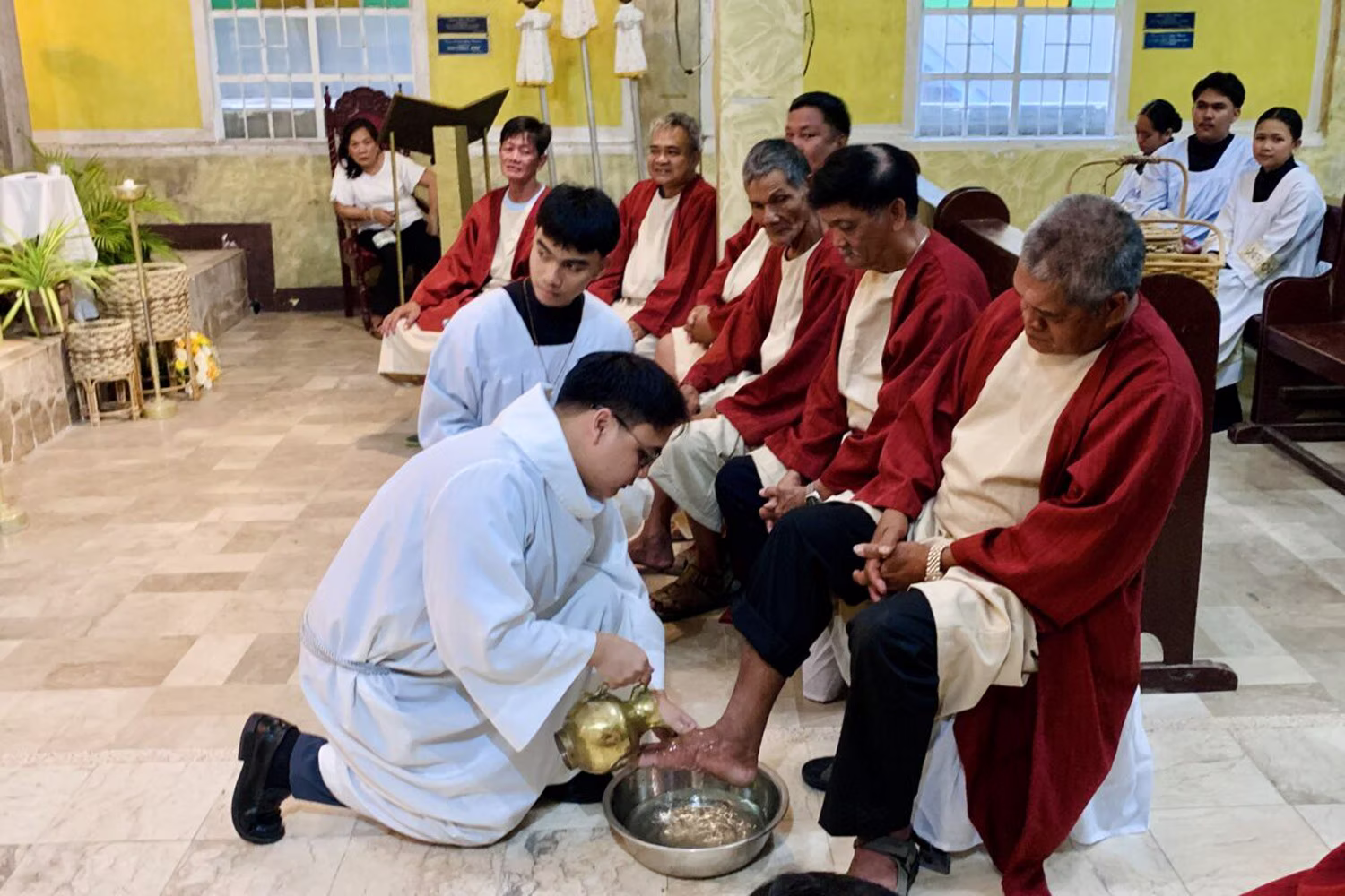 サンバレス州サンアントニオのホーリー・チャイルド教会で行われた「洗足式」