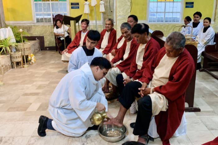 サンバレス州サンアントニオのホーリー・チャイルド教会で行われた「洗足式」