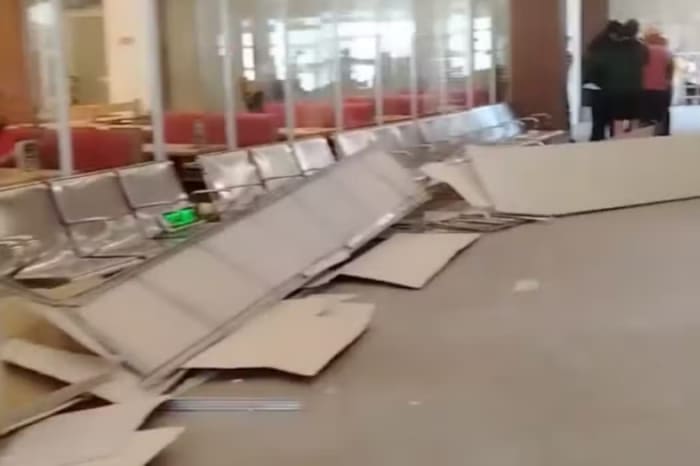 崩落した天井板