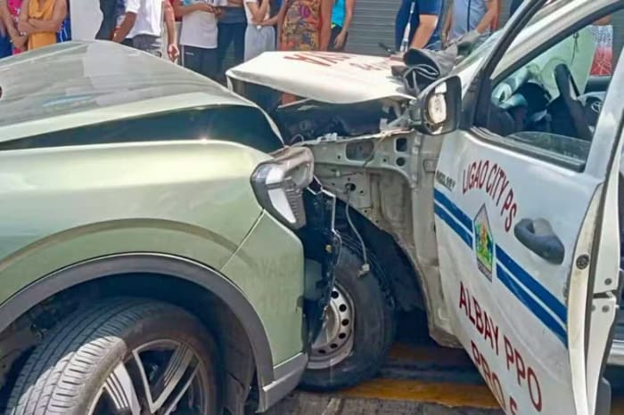 坂道で暴走し、別の車と衝突して止まったパトカー