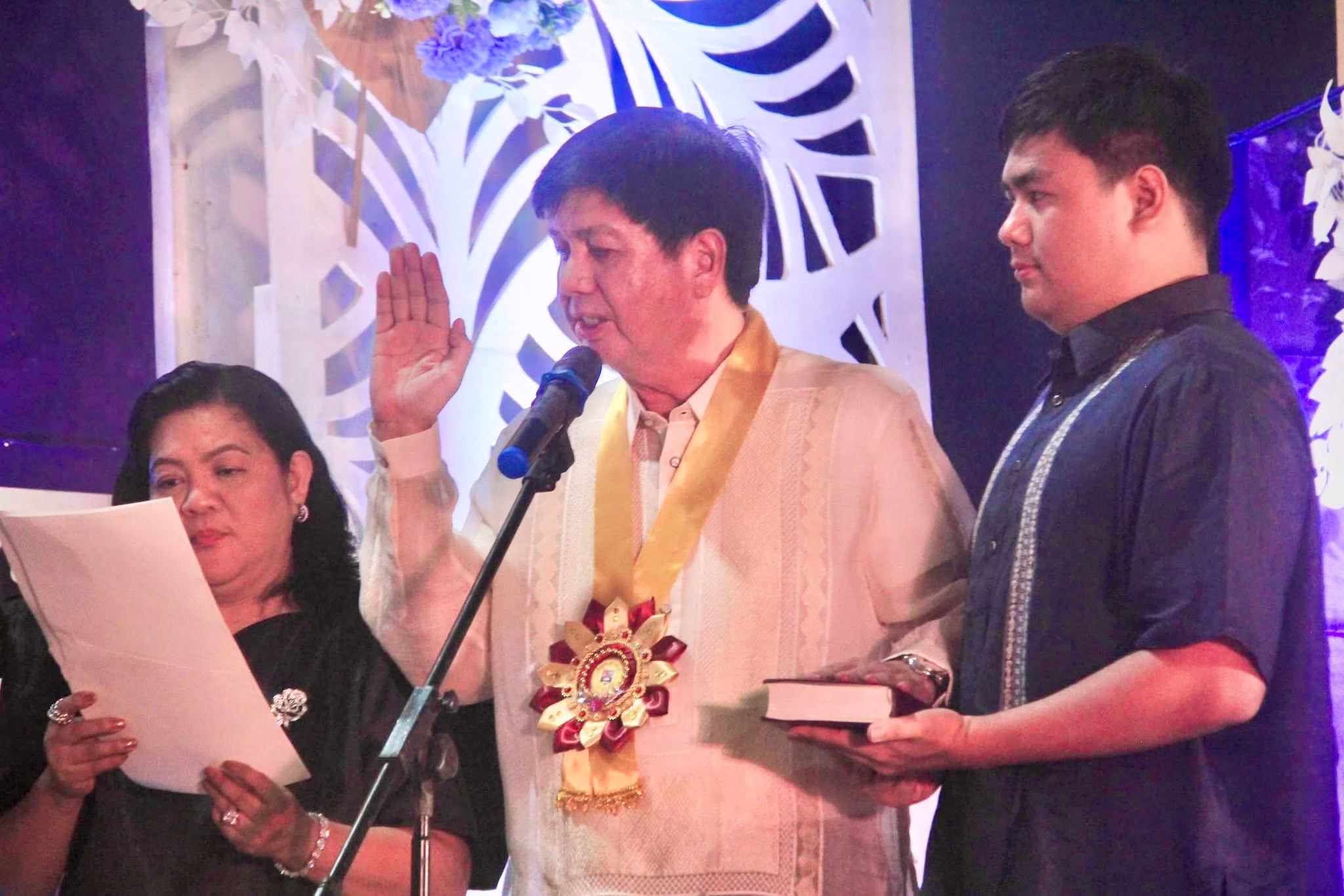 就任宣誓を行うスラット町のザカテ町長