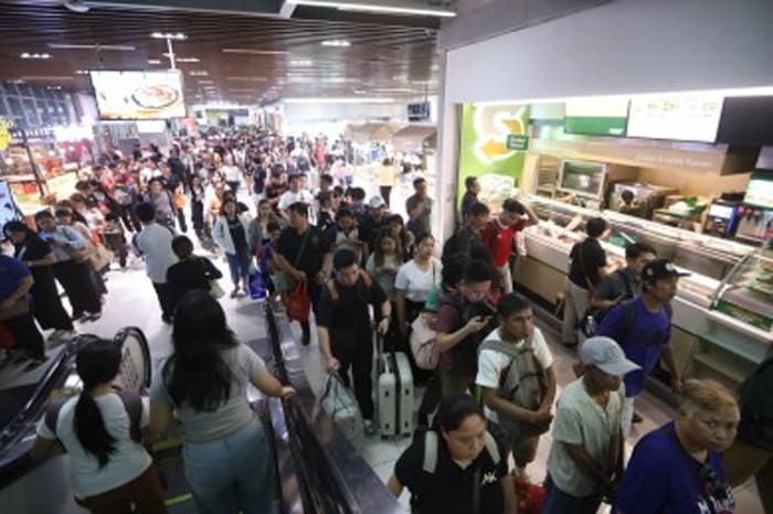 パラニャーケ市の総合バスターミナル