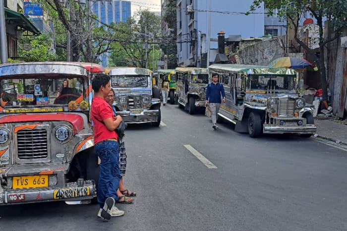 客待ちするジプニー（資料写真）