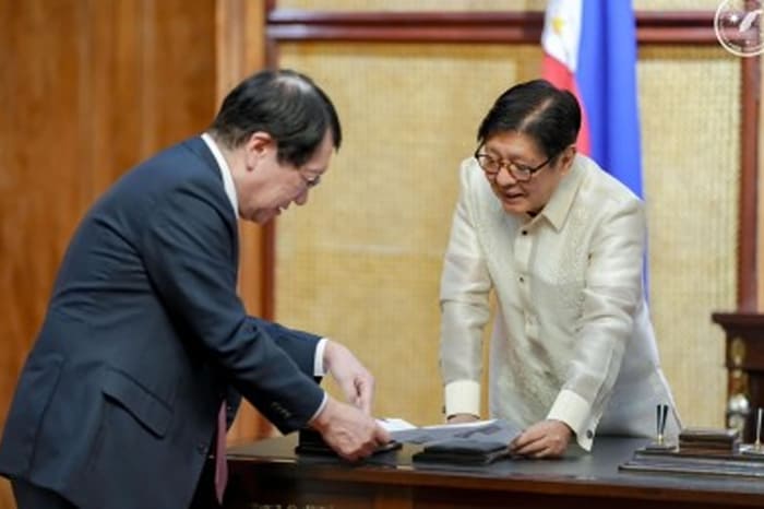 マルコス大統領と面会する三菱自動車工業の加藤隆雄会長兼最高経営責任者