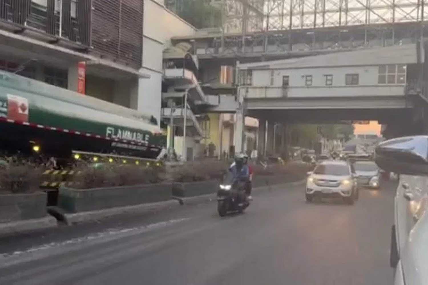 通行再開したマガリヤネス高架橋を通る車