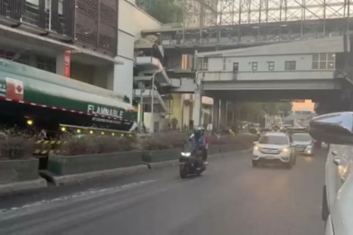 通行再開したマガリヤネス高架橋を通る車