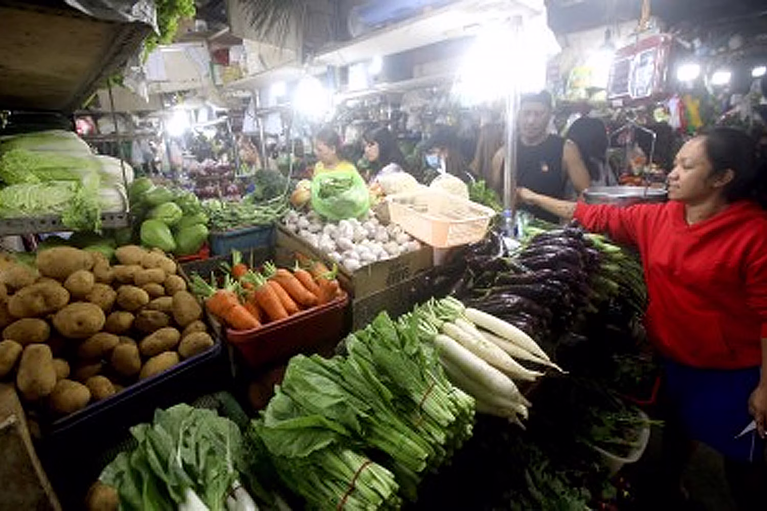 市場の野菜店（資料写真）