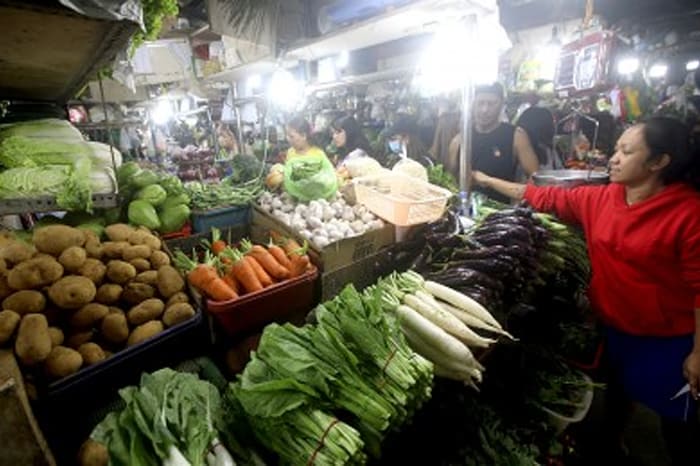 市場の野菜店（資料写真）