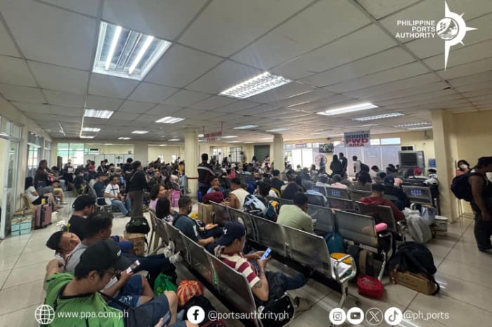 聖週間のフェリー乗り場のターミナルビル