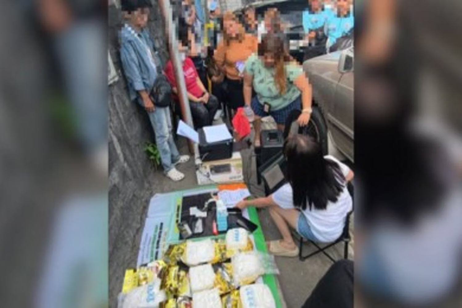 ケソン市パヤタスでの６日の捜査で逮捕された容疑者らと押収された覚醒剤