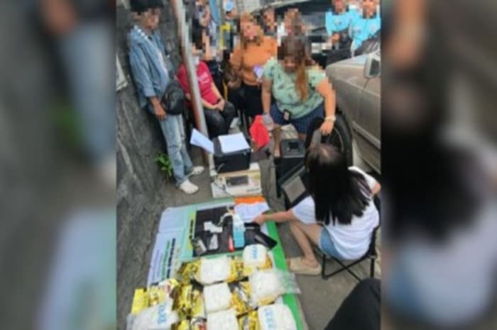 ケソン市パヤタスでの6日の捜査で逮捕された容疑者らと押収された覚醒剤