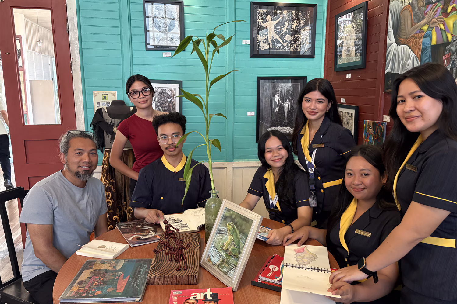 歴史博物館の展示資料を作る学生たちと、ジオラマ作成を担う彫刻家のバラダレズさん（左端）