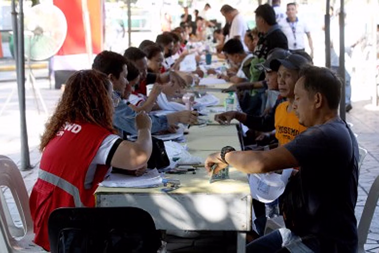 ジプニー運転手に５０００ペソの支援金を給付する社会福祉開発省職員ら