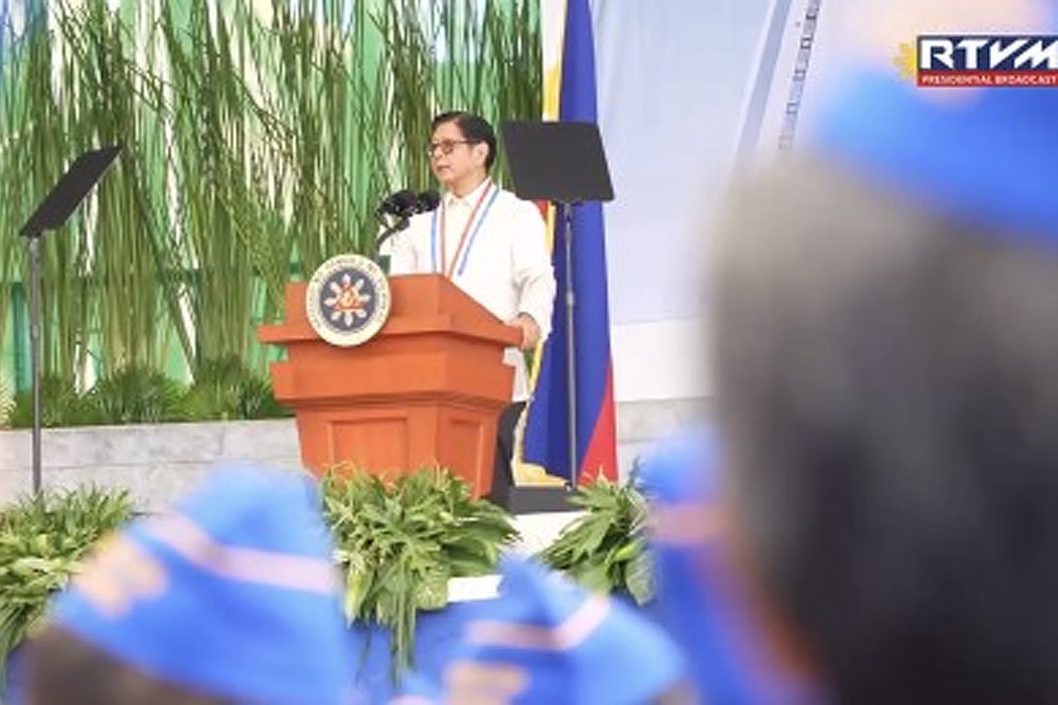 バタアン州サマット山国立聖地で「勇気の日」の演説をするマルコス大統領