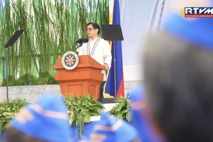 バタアン州サマット山国立聖地で「勇気の日」の演説をするマルコス大統領