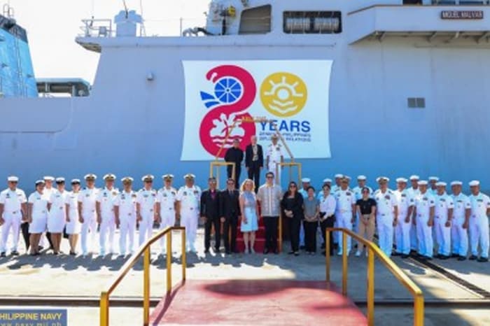 比とデンマークの外交関係樹立80周年記念ロゴを発表する比海軍とデンマーク大使館の代表者ら