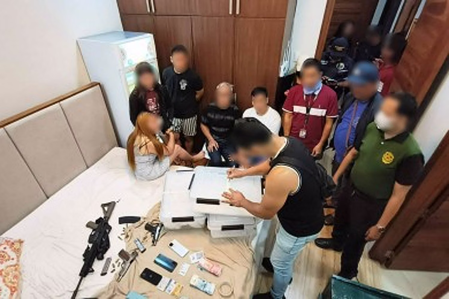 パラニャーケ市サンバレーでの取り締まり作戦で逮捕された容疑者ら