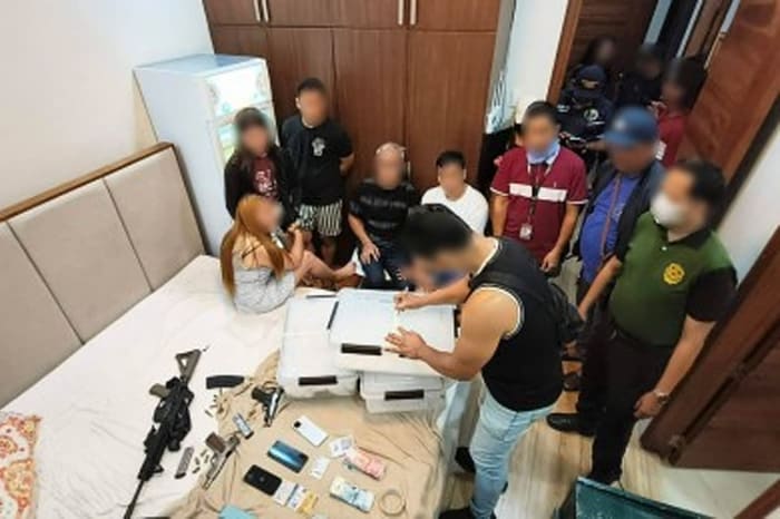 パラニャーケ市サンバレーでの取り締まり作戦で逮捕された容疑者ら