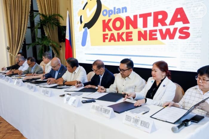 「フェイクニュース」や偽情報と共同で闘い、国民をその有害な影響から守るための覚書に署名する大統領府広報室と国内主要９紙の代表者