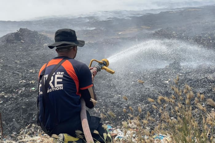ナボタス市の衛生埋立処分場の火災で消火活動を行う消防庁職員