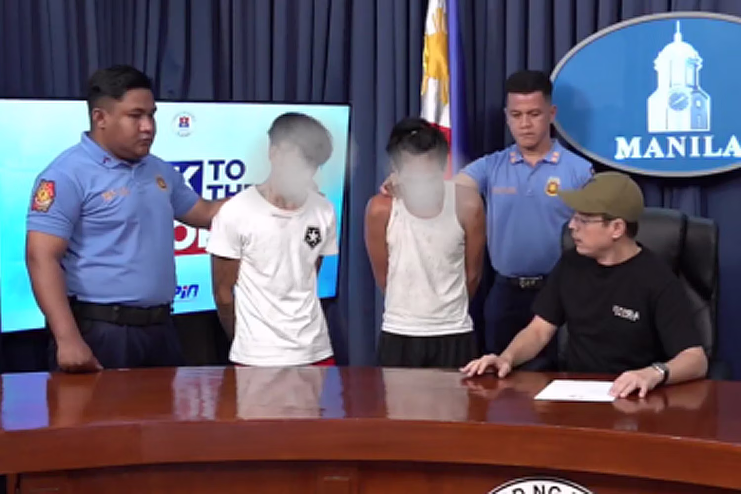 強盗事件の容疑者２人を公開するマニラ市のイスコ・モレノ市長（資料写真）