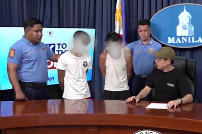 強盗事件の容疑者２人を公開するマニラ市のイスコ・モレノ市長（資料写真）