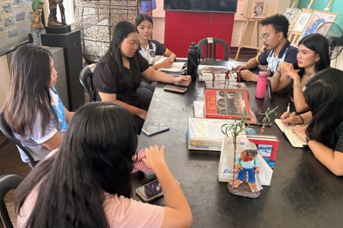 シライ市職員ジャナさん(左端)を囲んで対談するカルロス・ヒラド記念大の学生ら