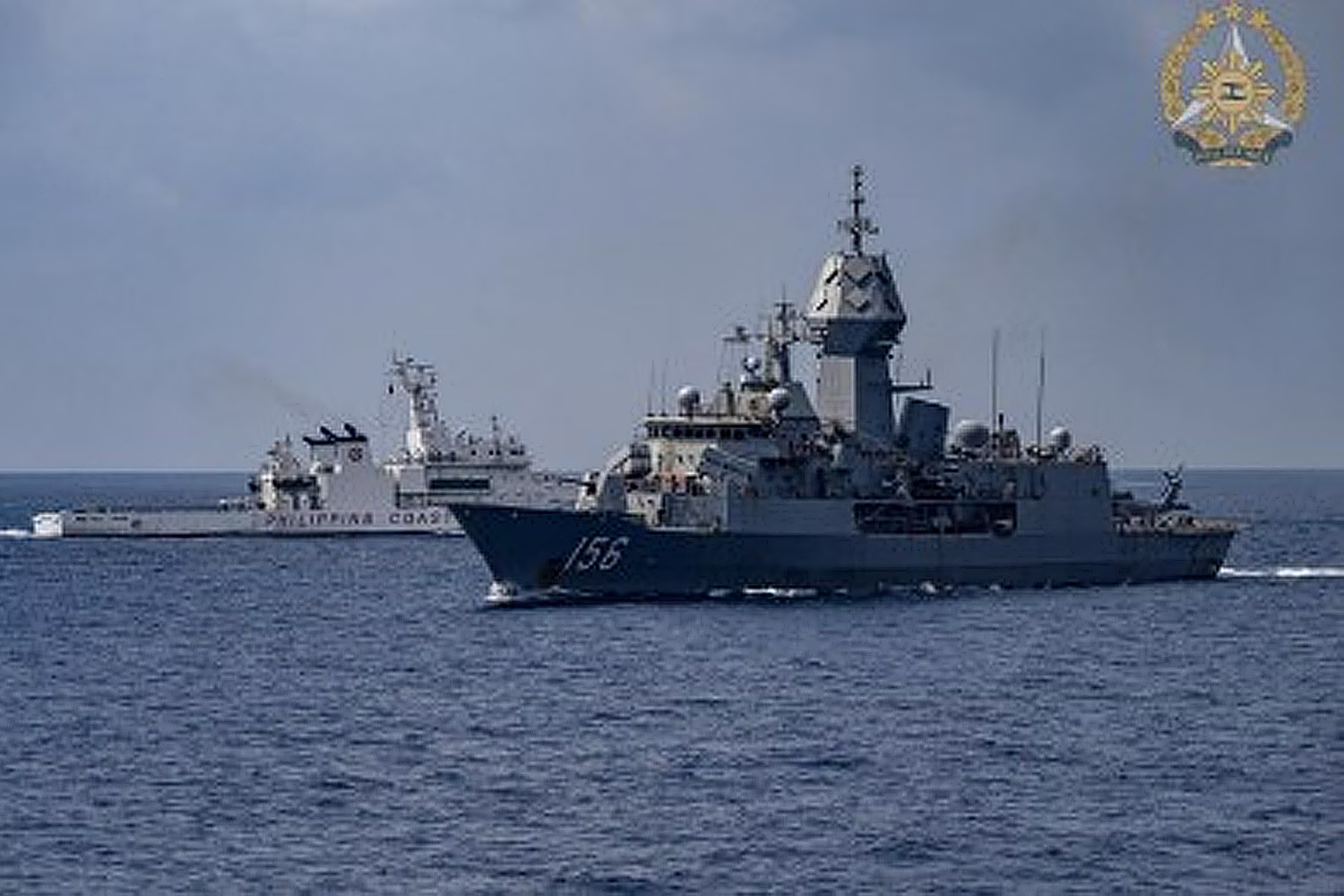 海上連携演習を行う比沿岸警備隊（奥）とオーストラリア海軍のミサイルフリゲート艦HMASトゥーウンバ