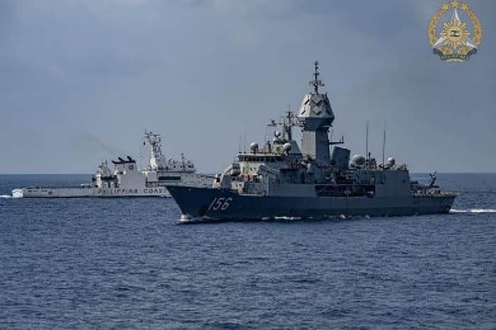 海上連携演習を行う比沿岸警備隊(奥)とオーストラリア海軍のミサイルフリゲート艦HMASトゥーウンバ