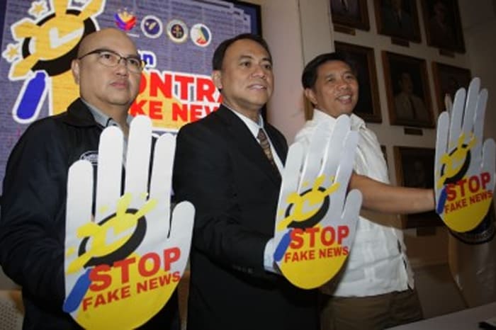 フェイクニュース対策の三者協定を締結した、左から大統領府広報室のデイブ・ゴメス室長、フレデリック・ビダ司法相、ヘンリー・アグダ情報通信技術相