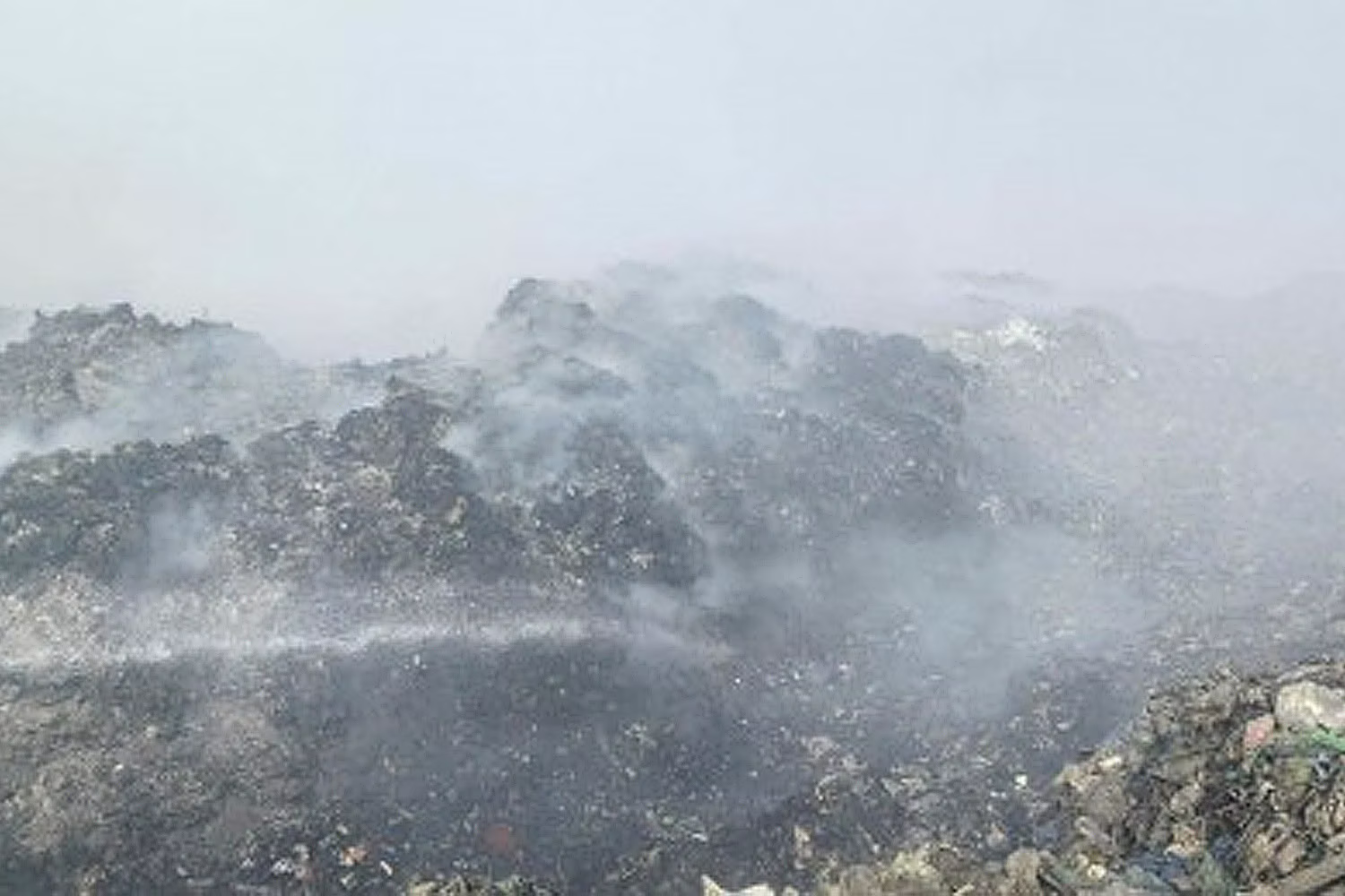 炎は消し止められたものの白煙が立ち上るナボタス埋立処分場
