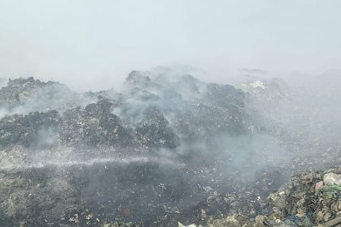 炎は消し止められたものの白煙が立ち上るナボタス埋立処分場