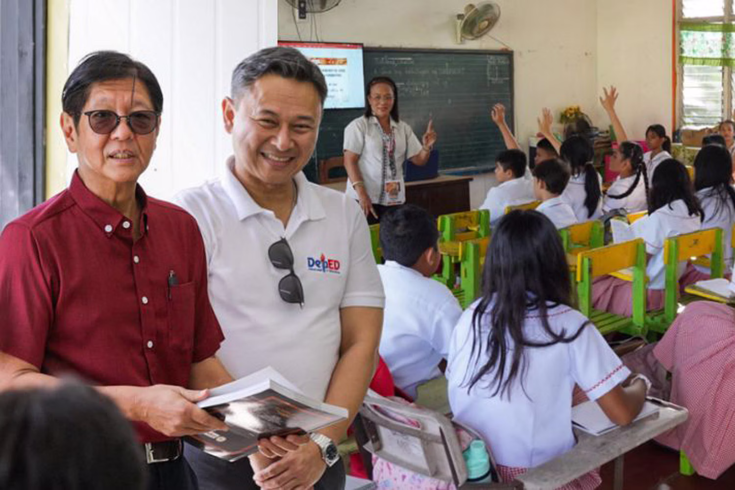 ハイスクールの教室を視察するマルコス大統領とアンガラ教育相