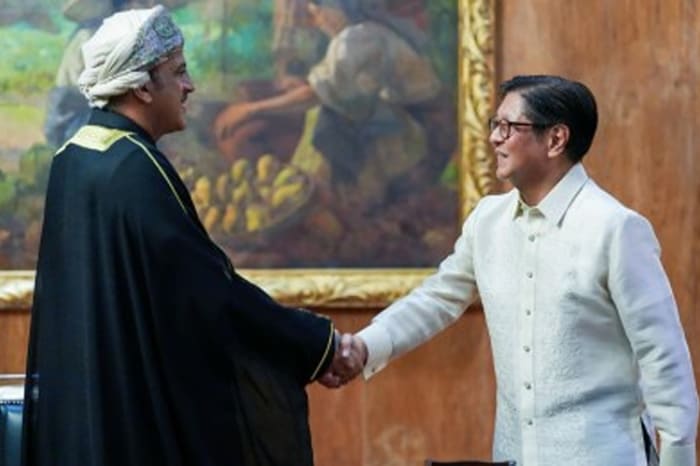 オマーンのナセル・ビン・サイード・ビン・アブドラ・アル・マンワリ駐比大使（左）