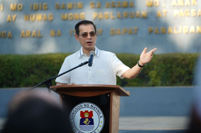 ベーカリーへの支援金支給を発表したモレノ・マニラ市長