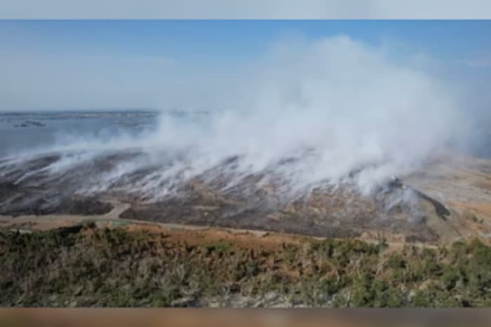 白煙を上げるナボタス埋立処分場