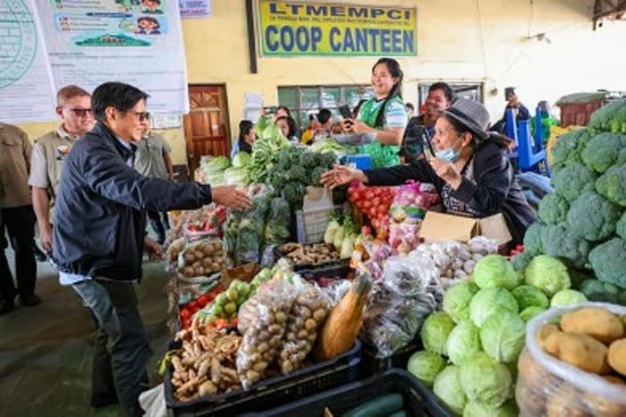 ベンゲット・アグリ・ピノイ・トレーディングセンターを訪問したマルコス大統領