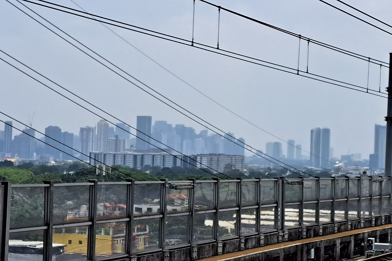 首都圏でも19日にスモッグがかかったような大気が拡がった