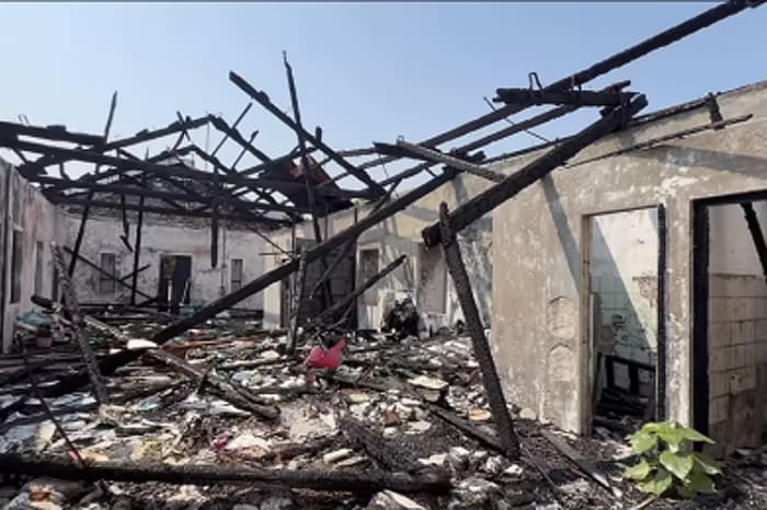 焼け落ちたバスコ中央学校