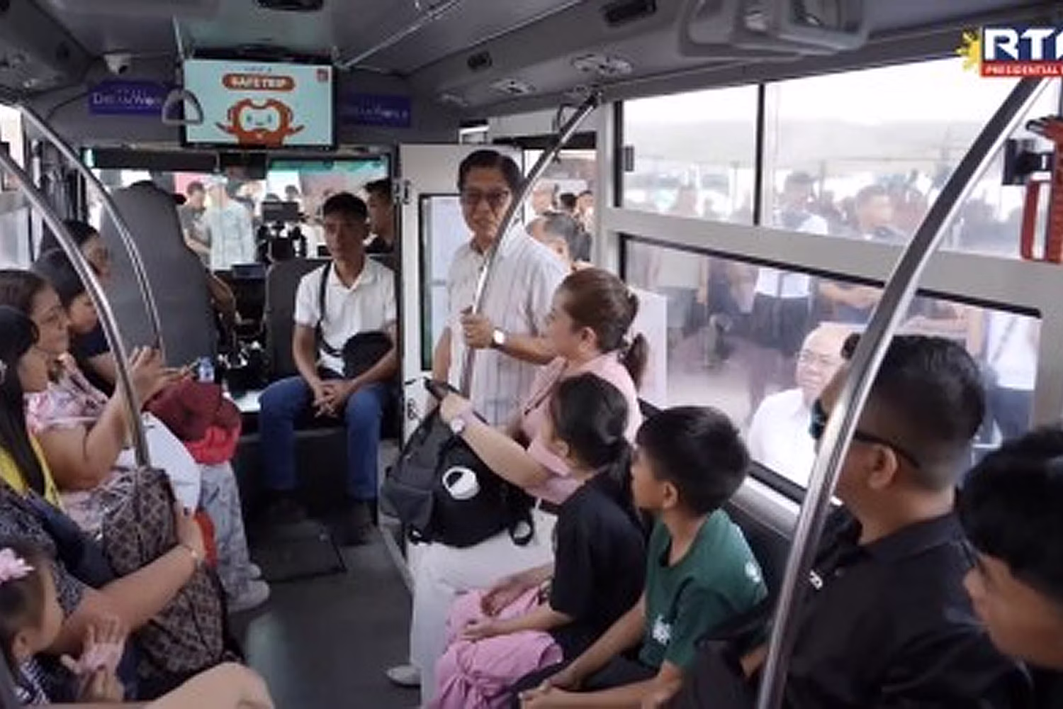 運輸省のサービス契約プログラムの実施状況を視察するマルコス大統領