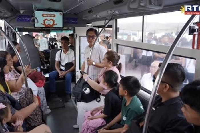 運輸省のサービス契約プログラムの実施状況を視察するマルコス大統領