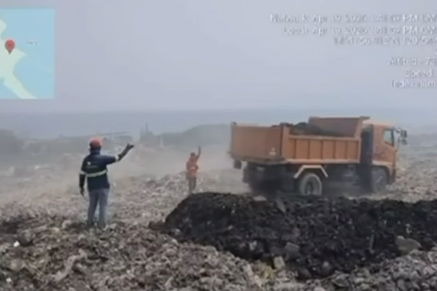 くすぶり続けるナボタス衛生埋立処分場に土砂を搬入するダンプトラック