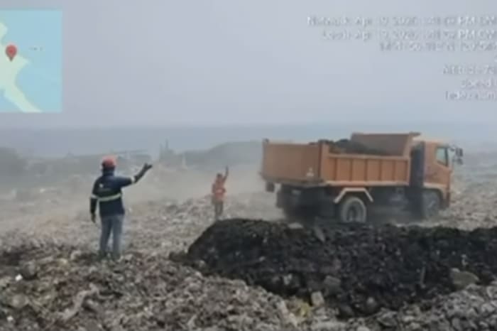 くすぶり続けるナボタス衛生埋立処分場に土砂を搬入するダンプトラック