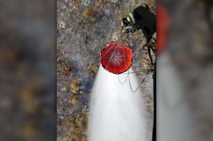 ヘリバケットによる消火活動を行う空軍ヘリコプター