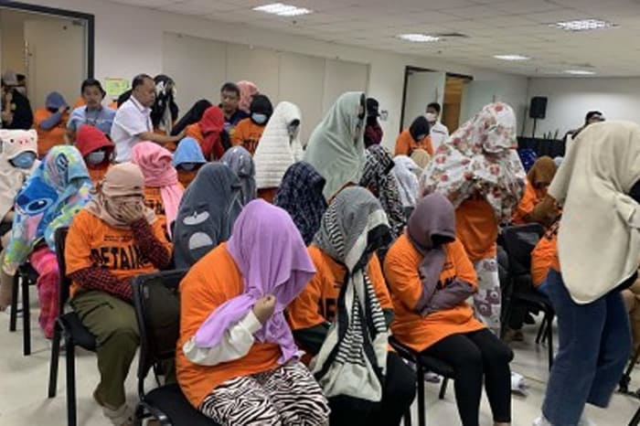 パラニャーケ市の詐欺拠点で逮捕されたグループメンバーら