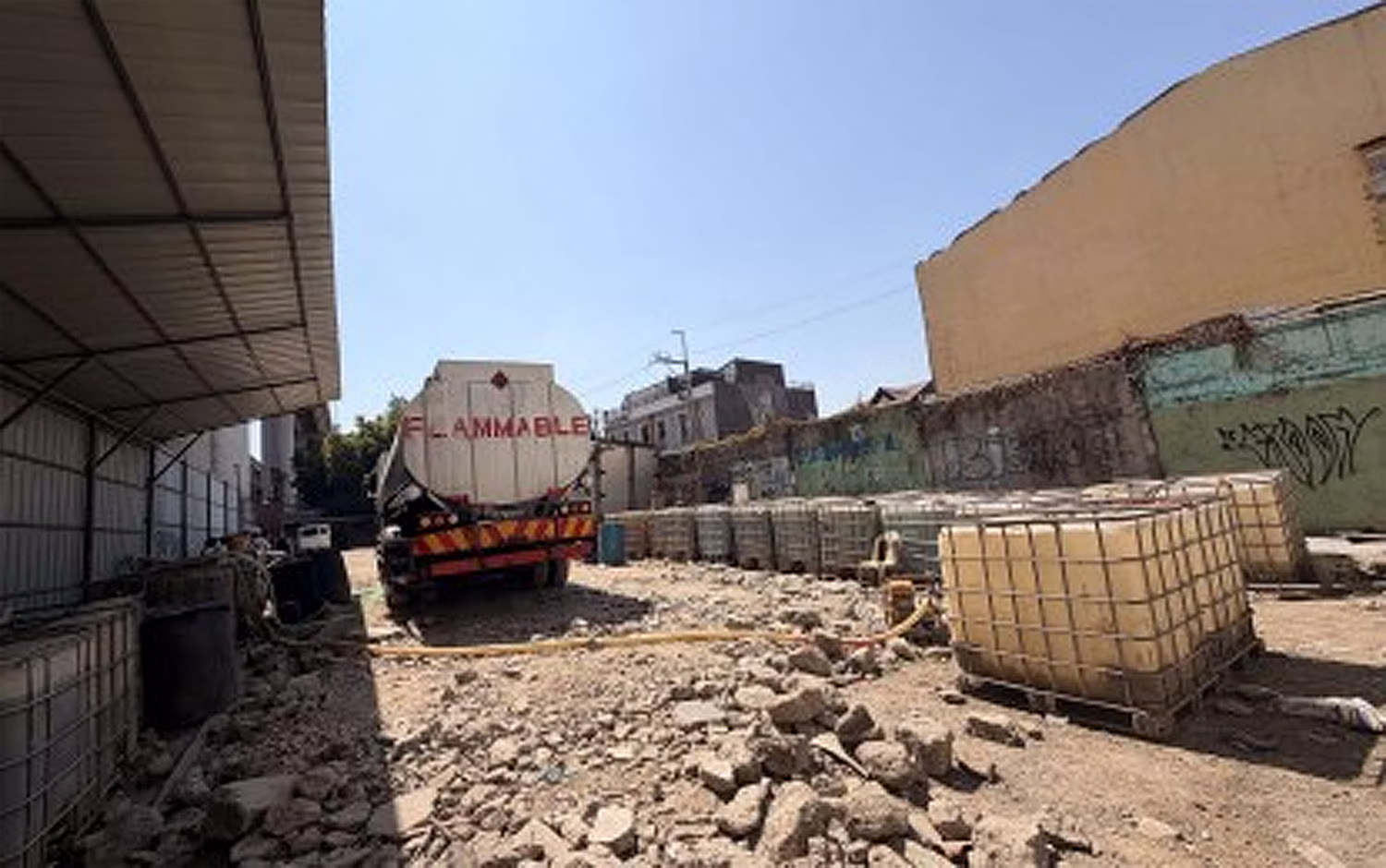 水増し燃料製造現場とメタノールが積載されたタンクローリー