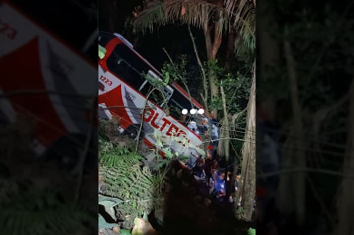 ケソン州パグビラオの国道沿いの谷に転落したバス