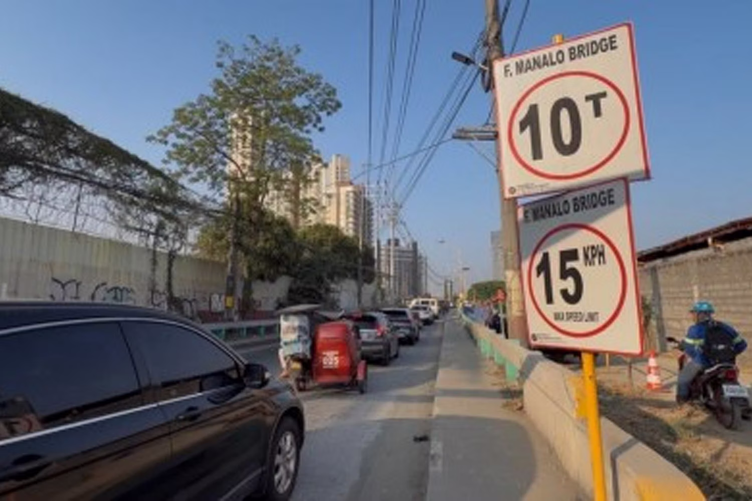 Ｆ・マナロ橋の重量・速度制限を示す標識