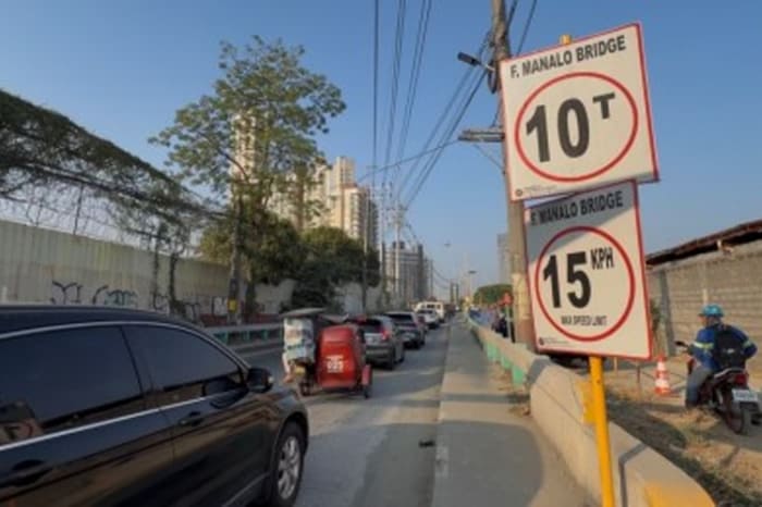 Ｆ・マナロ橋の重量・速度制限を示す標識